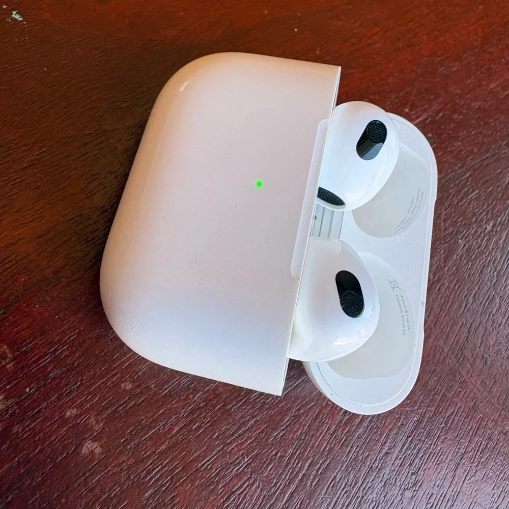 Apple AirPods 3rd Generation (2021) – Lightning Charging Case – Original Owner